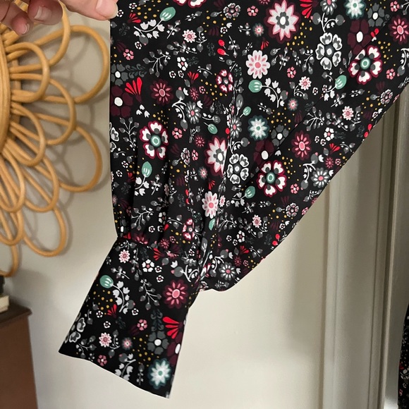 NWT LOFT Floral Blouse - Small - Picture 4 of 5